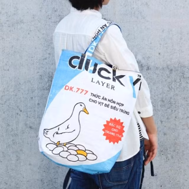 Túi cám cò ở Việt Nam khi đã qua sử dụng chỉ có thể vứt đi, hoặc bán đồng nát, nhưng lại trở thành phụ kiện được các bạn trẻ ở Nhật Bản cực kỳ yêu thích. Trên nền tảng mua sắm trực tuyến Amazon, những chiếc túi này còn được bán tới 2,4 triệu đồng tiền Việt.