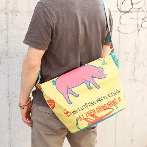 Năm 2014, hình ảnh những chiếc túi xách được làm từ bao bì đựng thức ăn chăn nuôi của Việt Nam đã từng gây sốt cộng đồng mạng Việt Nam lẫn Nhật Bản. Tại thời điểm đó, loại túi xách này được xem như là một xu hướng thời trang được giới trẻ xứ Mặt trời mọc thích thú.