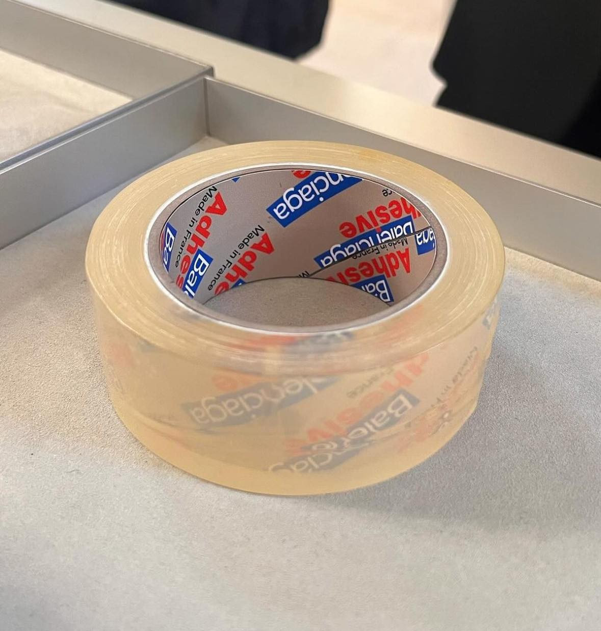 Chiếc vòng này trông giống hệt như cuộn băng dính bạn vẫn thấy hàng ngày. Chỉ khác là có in logo Balenciaga bên trong lõi.