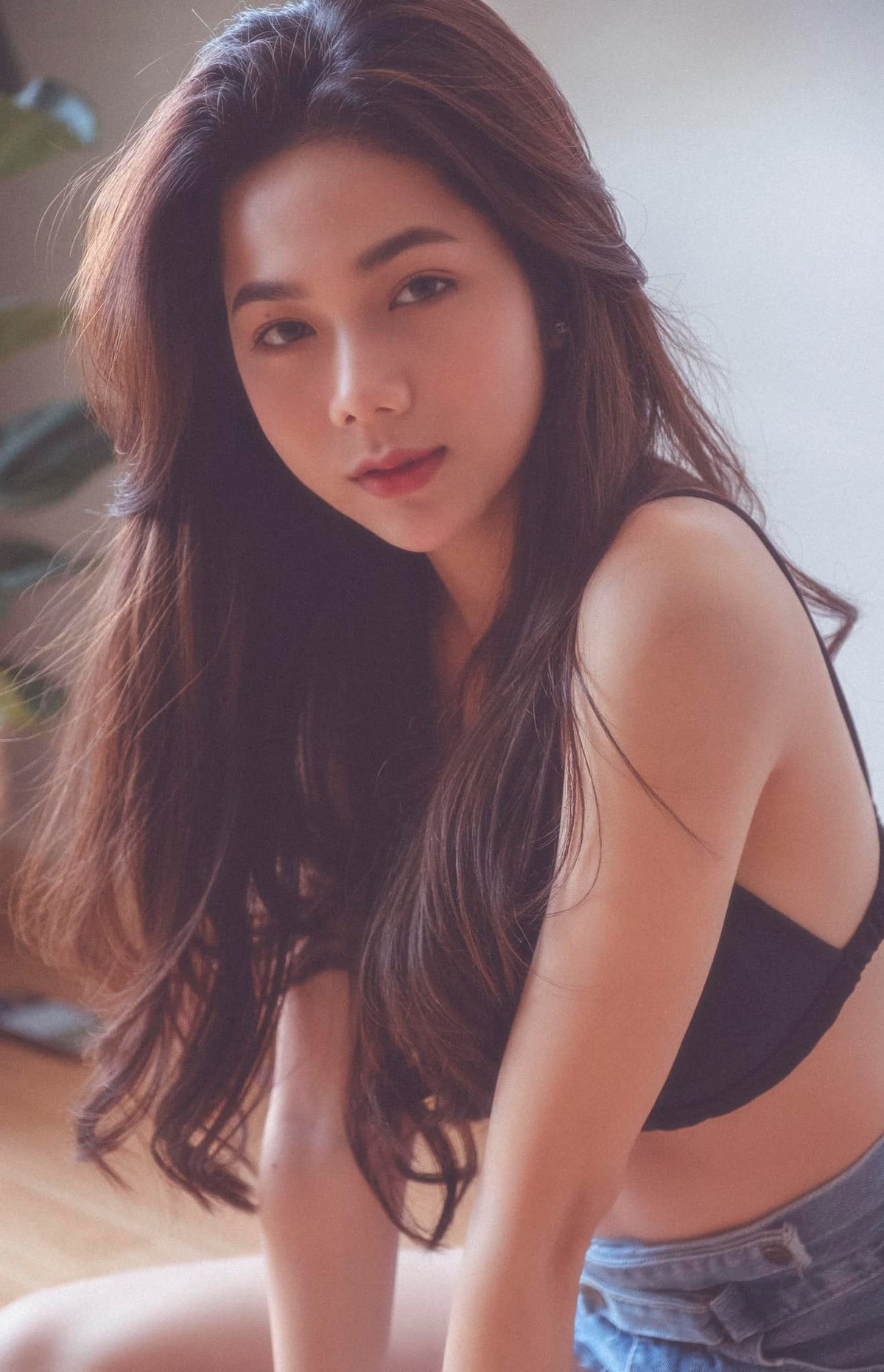 "Mình là con gái nhìn còn mê mệt huống gì các bạn nam, bị hút hồn luôn ấy nhìn không rời mắt được luôn", "Chị ơi dù em là gái thẳng nhưng vì chị nên em tự bẻ con, xinh chết mất thôi" - Nhiều cô gái nhiệt tình bình luận.