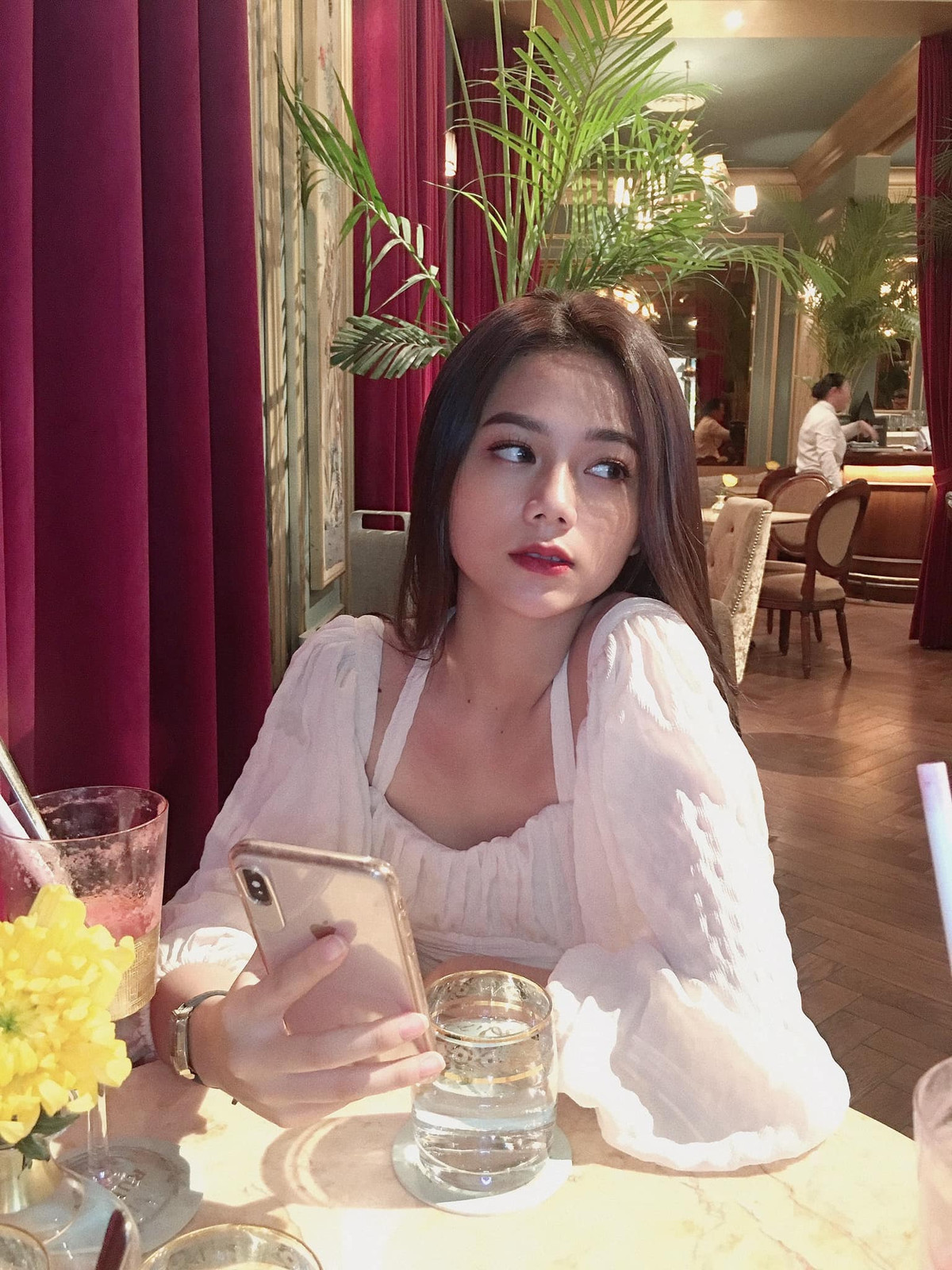 Trên trang cá nhân, cô nàng chia sẻ không khỏi bất ngờ khi những hình ảnh của mình được đăng tải trên một loạt các diễn đàn gái xinh. Bản thân chưa biết gì mà bạn bè đã chia sẻ bài viết rần rần.