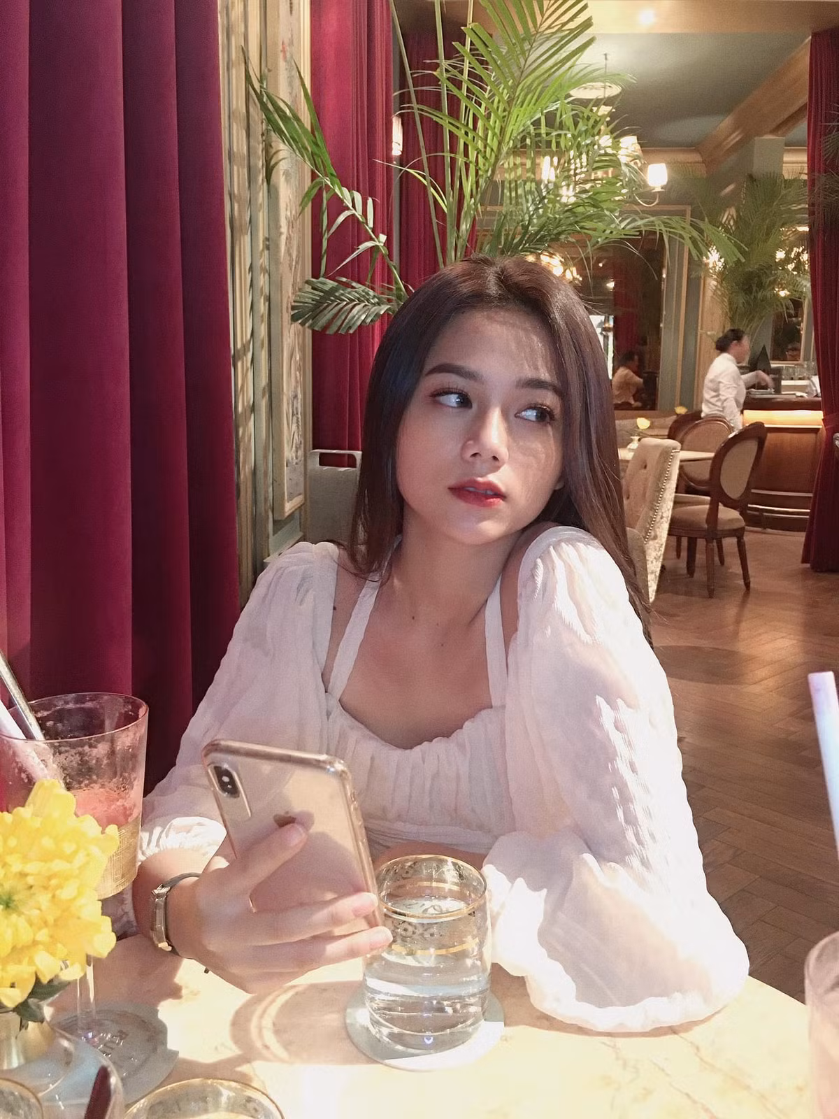 Trên trang cá nhân, cô nàng chia sẻ không khỏi bất ngờ khi những hình ảnh của mình được đăng tải trên một loạt các diễn đàn gái xinh. Bản thân chưa biết gì mà bạn bè đã chia sẻ bài viết rần rần.