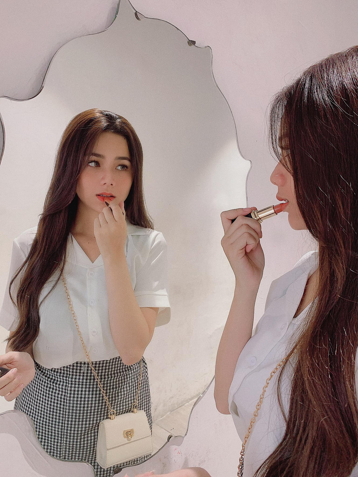 Không chỉ xinh đẹp, Thúy Hằng còn là "cô gái vàng trong làng thả thính". Cô nàng thường xuyên đăng tải hình ảnh xinh đẹp cùng dòng trạng thái rất đáng yêu trên trang cá nhân.