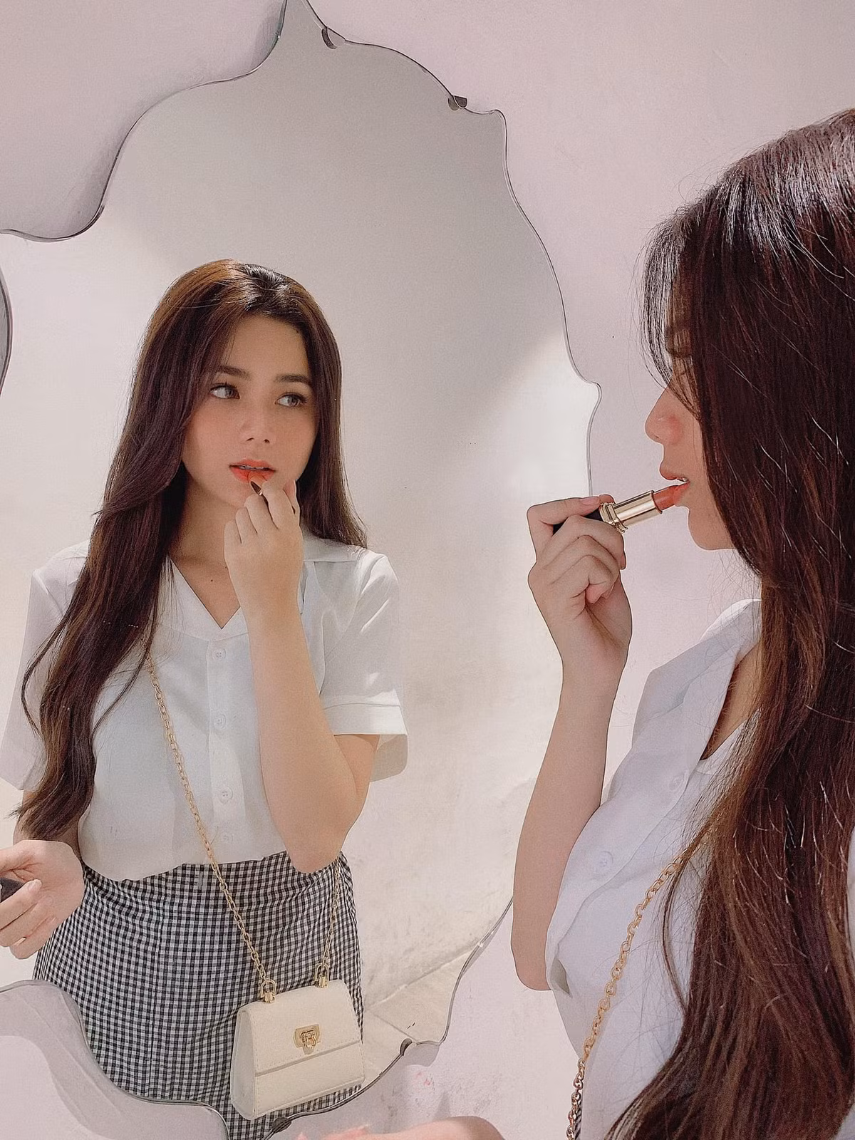 Không chỉ xinh đẹp, Thúy Hằng còn là "cô gái vàng trong làng thả thính". Cô nàng thường xuyên đăng tải hình ảnh xinh đẹp cùng dòng trạng thái rất đáng yêu trên trang cá nhân.