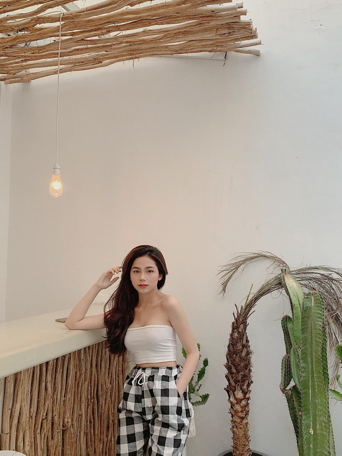 Rất nhanh sau đó, thông tin cá nhân của hot girl này đã được dân mạng tìm ra. Cô nàng là Võ Thúy Hằng, biệt danh Hằng Barbie, hiện đang theo học ngành Quản Trị Khách Sạn tại Đại học Ngoại Ngữ - Tin Học TP HCM (HUFLIT).