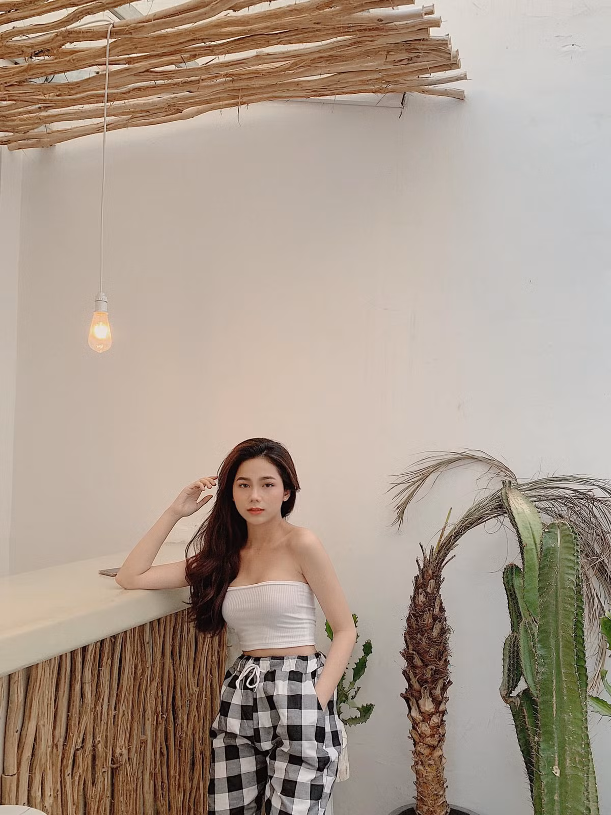 Rất nhanh sau đó, thông tin cá nhân của hot girl này đã được dân mạng tìm ra. Cô nàng là Võ Thúy Hằng, biệt danh Hằng Barbie, hiện đang theo học ngành Quản Trị Khách Sạn tại Đại học Ngoại Ngữ - Tin Học TP HCM (HUFLIT).