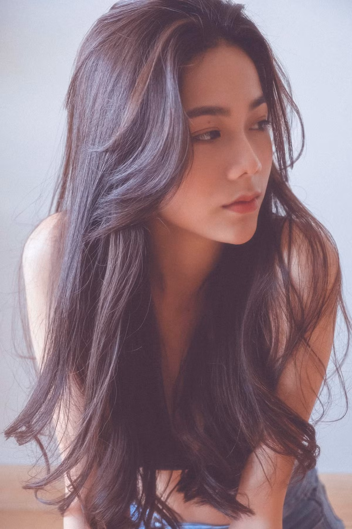 Mới đây, một diễn đàn lớn về gái xinh đăng tải những hình ảnh của một hot girl 2K1 tại Sài Gòn thu hút sự chú ý của cộng đồng mạng. Chỉ sau vài giờ chia sẻ, bài viết này đã thu hút hơn 22.000 lượt tương tác. Bên dưới phần bình luận, không chỉ có các chàng trai mà ngay cả hội chị em cũng cho biết bị hút hồn bởi nhan sắc cực phẩm này.