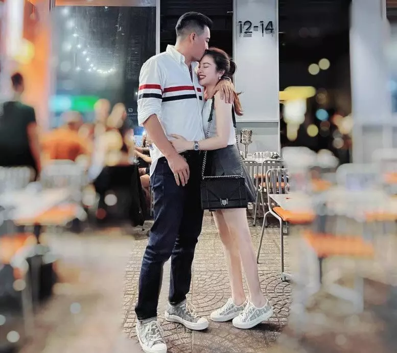 Nói về bạn trai hiện tại, người đẹp từng cho biết đây là người đàn ông ấm áp, biết chăm lo cho gia đình và không ngại vào bếp nấu ăn.