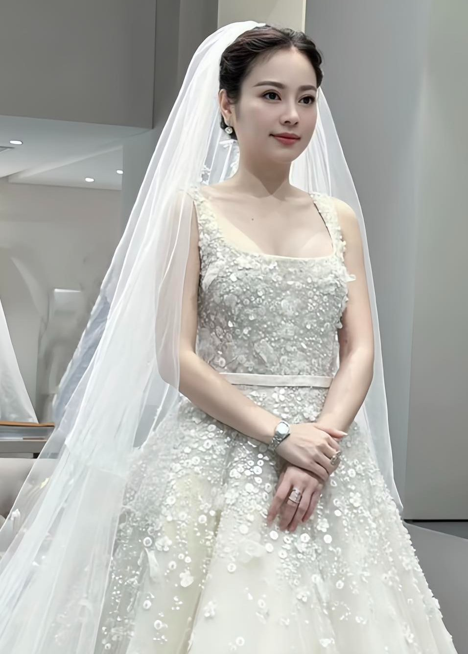 Mới đây, trên trang cá nhân, Hằng Túi bất ngờ thay ảnh đại diện mặc váy cưới, hóa cô dâu vô cùng xinh đẹp khiến dân tình ào ào hỏi han. Nhiều người đặt nghi vấn người mẹ 6 con lại chuẩn bị lên xe hoa lần 3.