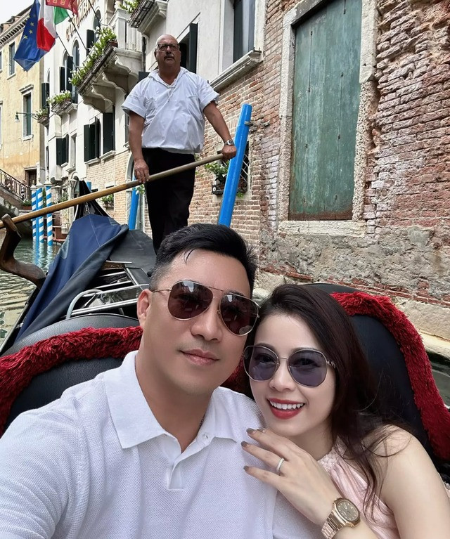 Hằng Túi và Duy Trần chính thức công khai hẹn hò từ đầu tháng 7 năm ngoái. Bạn trai của hot mom là doanh nhân trong lĩnh vực BĐS và có niềm đam mê với xe mô tô.