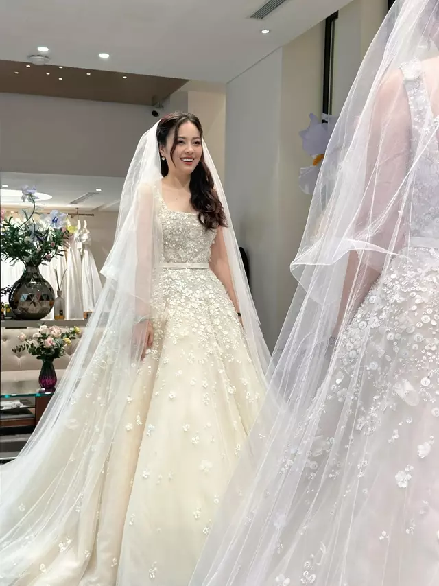 Cô nàng rạng rỡ trong bộ váy cưới lộng lẫy.