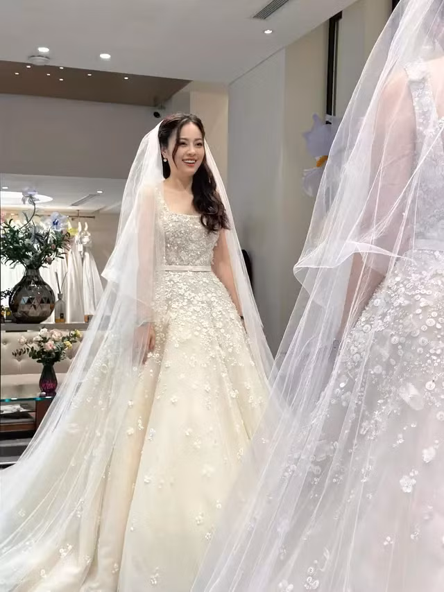 Cô nàng rạng rỡ trong bộ váy cưới lộng lẫy.