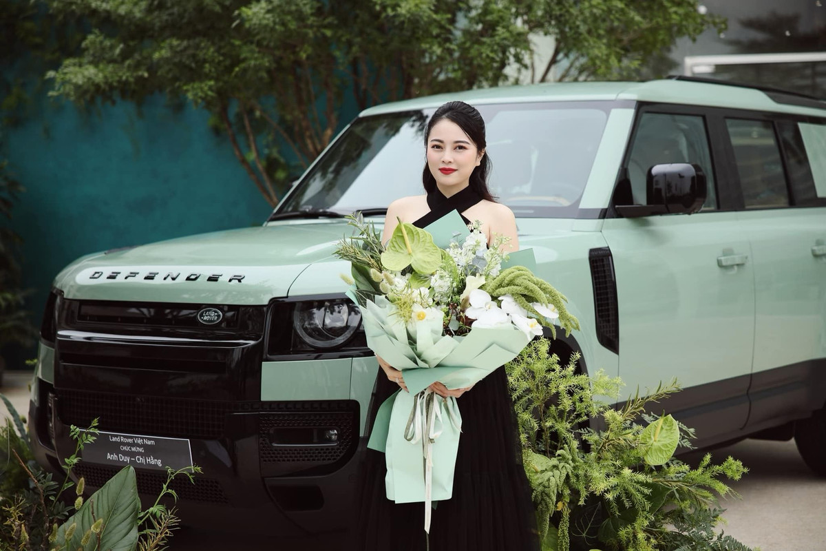 Trước khi up ảnh lộ thông tin kết hôn lần 3, cô từng khiến mạng xã hội bàn tán khi đưa câu chuyện "cơm không lành canh không ngọt" với người chồng cũ đầu tiên công khai, cô có 2 đứa con chung trong cuộc hôn nhân thứ nhất.