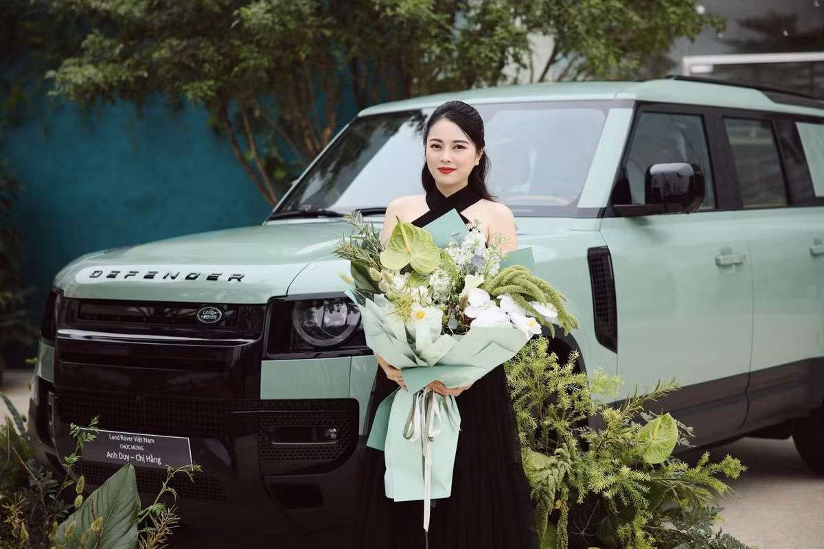 Trước khi up ảnh lộ thông tin kết hôn lần 3, cô từng khiến mạng xã hội bàn tán khi đưa câu chuyện "cơm không lành canh không ngọt" với người chồng cũ đầu tiên công khai, cô có 2 đứa con chung trong cuộc hôn nhân thứ nhất.