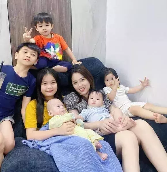 Hot mom hạnh phúc bên những đứa con của mình. Cô trải qua 5 lần sinh nở và nhận nuôi 1 em bé.