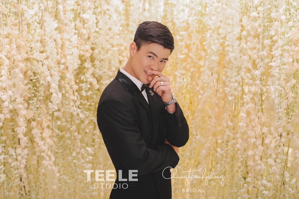 Duy Mạnh cũng là một trong những cầu thủ có nhiều tin vui trong suốt 2 năm trở về từ Thường Châu. Ngày 1/1, Duy Mạnh có màn cầu hôn cực lãng mạn với bạn gái Quỳnh Anh tại phố đi bộ Nguyễn Huệ, TP HCM.