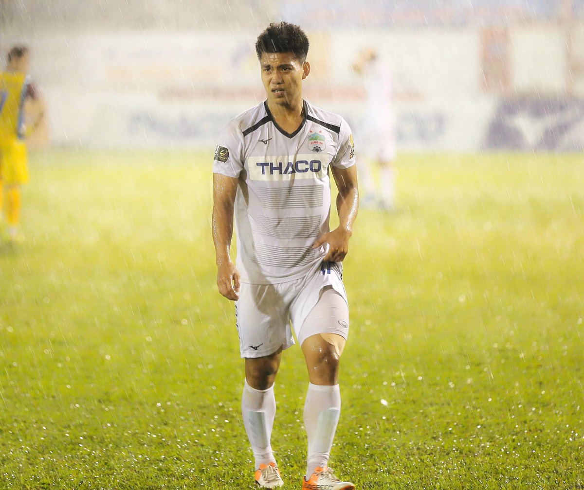 Văn Thanh là cầu thủ nổi bật của U23 Việt Nam tại Thường Châu năm ấy. Thế nhưng đáng tiếc, anh liên tục dính chấn thương suốt 2 năm qua nên bỏ lỡ rất nhiều cơ hội thi đấu cùng đội tuyển quốc gia tại các giải đấu lớn. Với kỹ thuật chơi bóng tốt, chắc chắn, trường hợp của cầu thủ khoác áo CLB HAGL khiến nhiều người ngậm ngùi.