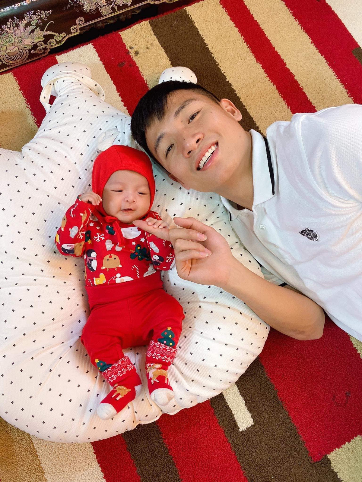 Trung vệ Bùi Tiến Dũng có lẽ là cái tên thành công nhất sau khi trở về từ VCK U23 Châu Á năm 2018. Anh luôn góp mặt trong danh sách đội tuyển quốc gia, thi đấu tốt ở CLB Viettel. Đặc biệt trong năm 2019, "Tư Dũng" kết hôn với bạn gái đại gia quê Bắc Ninh và nhanh chóng có con sau đó. Nam cầu thủ thường xuyên khoe ảnh con gái trên trang cá nhân.