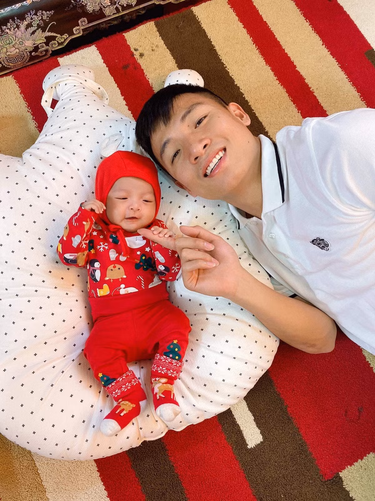 Trung vệ Bùi Tiến Dũng có lẽ là cái tên thành công nhất sau khi trở về từ VCK U23 Châu Á năm 2018. Anh luôn góp mặt trong danh sách đội tuyển quốc gia, thi đấu tốt ở CLB Viettel. Đặc biệt trong năm 2019, "Tư Dũng" kết hôn với bạn gái đại gia quê Bắc Ninh và nhanh chóng có con sau đó. Nam cầu thủ thường xuyên khoe ảnh con gái trên trang cá nhân.