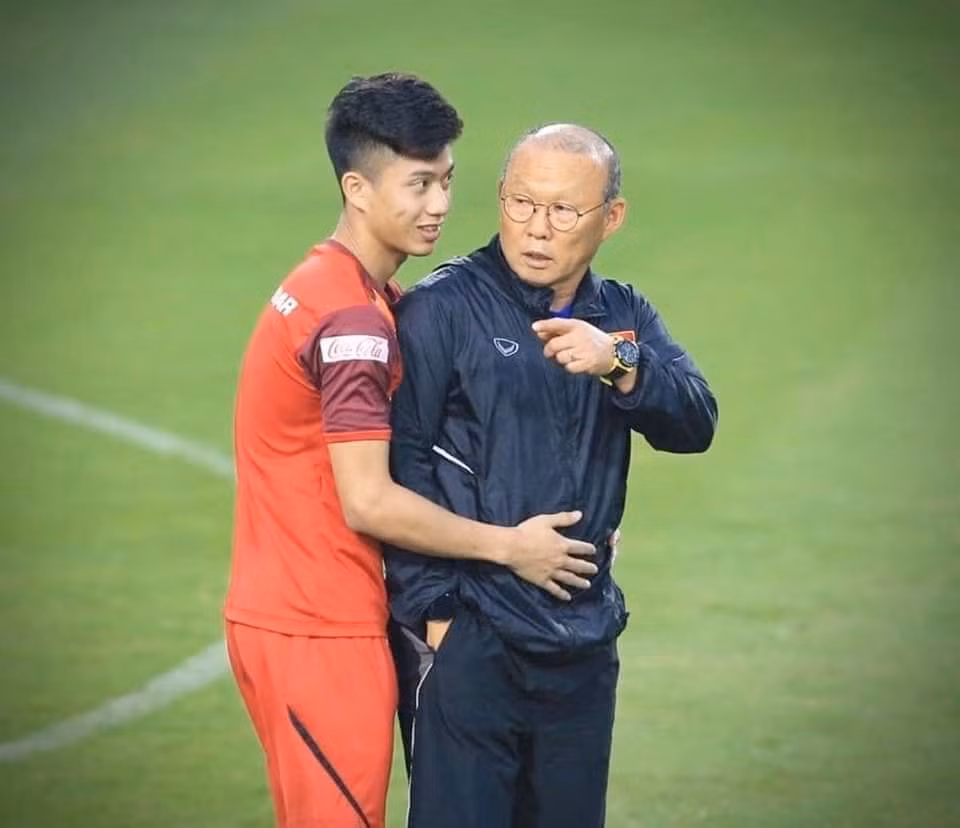 Những ngày cuối năm 2019, Phan Văn Đức nhận được sự quan tâm của người hâm mộ khi tổ chức đám hỏi với "hot girl mầm non" Võ Nhật Linh chỉ sau 5 tháng hẹn hò. Cặp đôi dự định sẽ kết hôn vào mùng 6 Tết âm lịch.