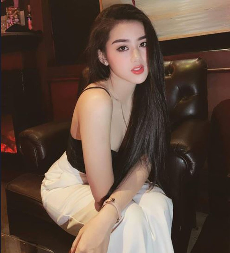 Cô nàng rất thích làm điệu, làm đẹp, chăm sóc da dẻ kỹ càng từ da mặt cho tới toàn thân.