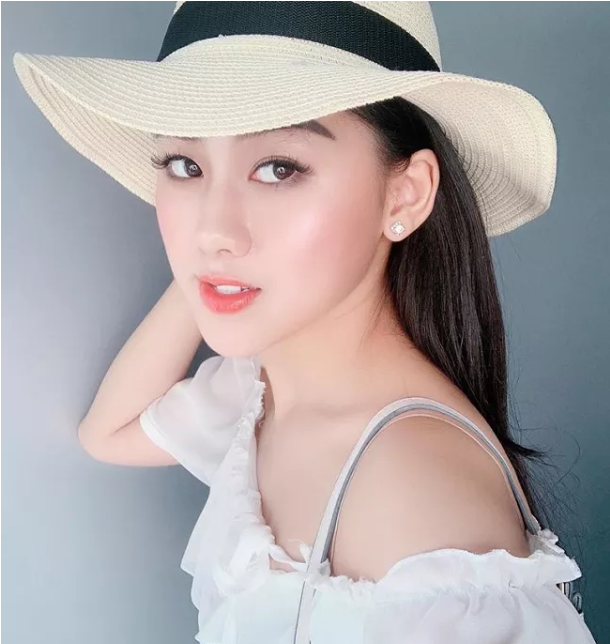 Lợi thế mà cô có được chính là vẻ bề ngoài nổi bật, ấy vậy mà mỗi lần lên sóng Ngọc Mai luôn gây ấn tượng với khán giả truyền hình.