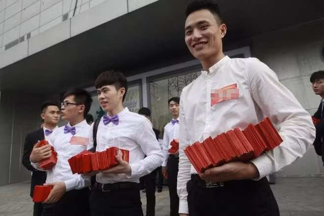 Không chỉ có dàn siêu xe mà đám cưới này còn đặc biệt ở một chỗ đó là cứ ai đứng xem đám cưới sẽ được phát một phong bao màu đỏ với mệnh giá từ 1 đến 100 nhân dân tệ. Số lượng bao hồng được phát đi là 40.000 chiếc.