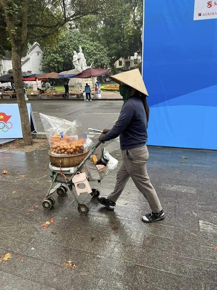 Câu chuyện người bán bánh rán hét giá khách Tây 100.000 đồng cho 3 chiếc bánh rán khiến nhiều người bức xúc. Nhiều ý kiến cho rằng, sự việc trên làm ảnh hưởng xấu tới hình ảnh du lịch Hà Nội nói riêng và du lịch Việt Nam nói chung.