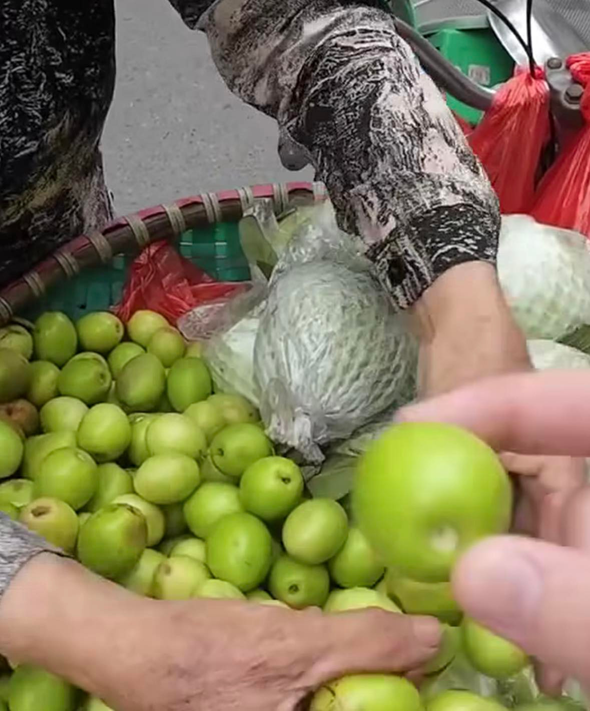 Người bán hàng nhanh chóng gói túi táo đưa cho du khách rồi cầm 200.000 đồng từ tay họ.