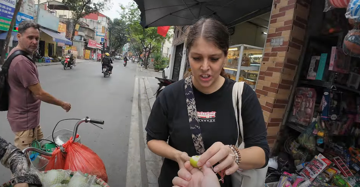 Nhờ có người bảo vệ gặp và khuyên người phụ nữ trả lại tiền nên 2 vị khách tây trên mới tránh phải sự việc "mất tiền oan".