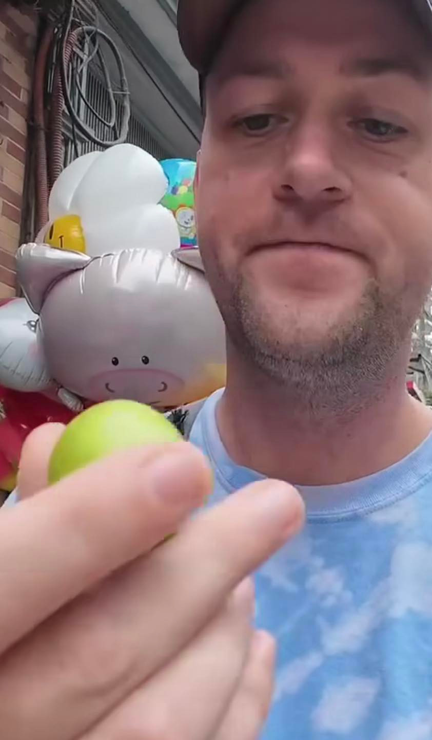 Theo đó, 2 vị khách là Luke (30 tuổi, người Ireland) và Naomi (33 tuổi, người Đức) này đang đi dạo trên đường phố thì được 1 người phụ nữ bán hàng rong chào mời ăn thử táo. Vì tò mò với thức quả chỉ có ở vùng nhiệt đới nên 2 vị khách cũng đã vui vẻ thử.