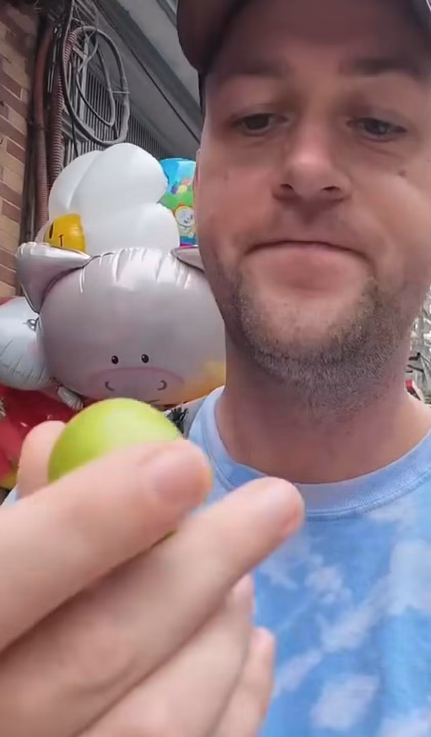 Theo đó, 2 vị khách là Luke (30 tuổi, người Ireland) và Naomi (33 tuổi, người Đức) này đang đi dạo trên đường phố thì được 1 người phụ nữ bán hàng rong chào mời ăn thử táo. Vì tò mò với thức quả chỉ có ở vùng nhiệt đới nên 2 vị khách cũng đã vui vẻ thử.