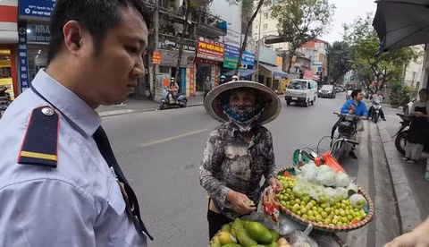 Một nhân viên bảo vệ gần đó sau khi chứng kiến toàn bộ sự việc đã nhanh chóng tiến đến để hỗ trợ hai vị khách Tây. Tuy nhiên khi người bảo vệ hỏi táo bao tiền thì người phụ nữ lại bảo: "Có 50 nghìn, còn đang định bốc thêm cho nó ít nữa”.