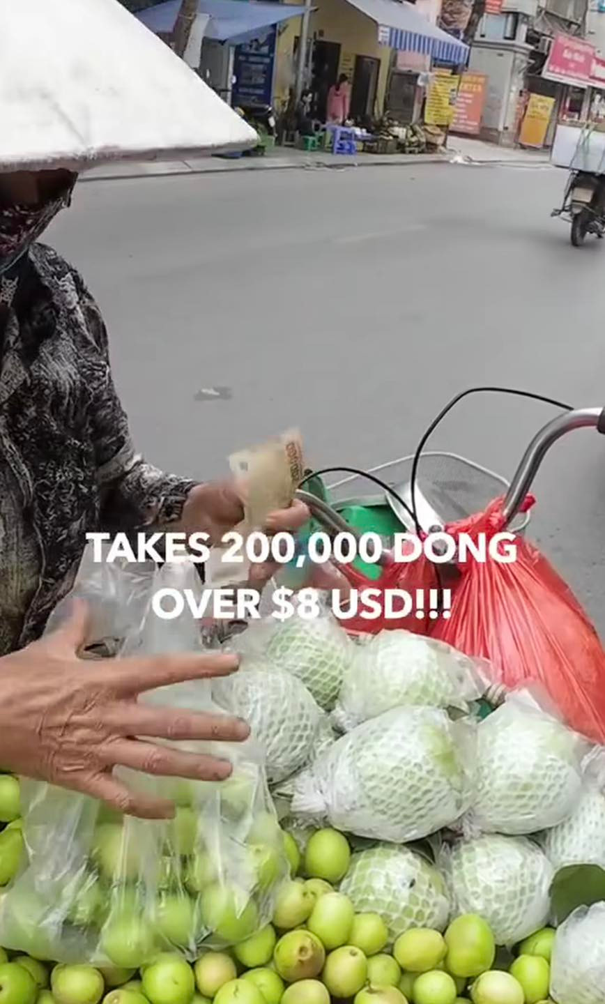 Trước đó, chỉ mới cách đây một ít ngày, 1 đoạn video ghi lại cảnh hai du khách nước ngoài bị “chặt chém” túi táo nhỏ với giá 200.000 đồng ở Hà Nội và được một nhân viên bảo vệ “giải cứu” được đăng tải trên mạng xã hội cũng đã thu hút nhiều sự chú ý của cộng đồng mạng.