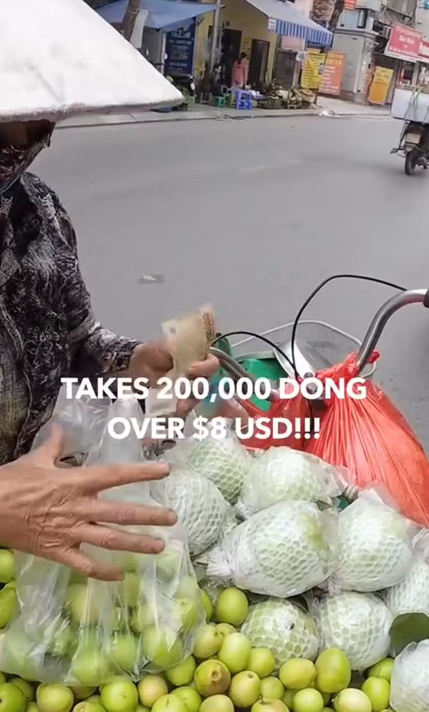 Trước đó, chỉ mới cách đây một ít ngày, 1 đoạn video ghi lại cảnh hai du khách nước ngoài bị “chặt chém” túi táo nhỏ với giá 200.000 đồng ở Hà Nội và được một nhân viên bảo vệ “giải cứu” được đăng tải trên mạng xã hội cũng đã thu hút nhiều sự chú ý của cộng đồng mạng.