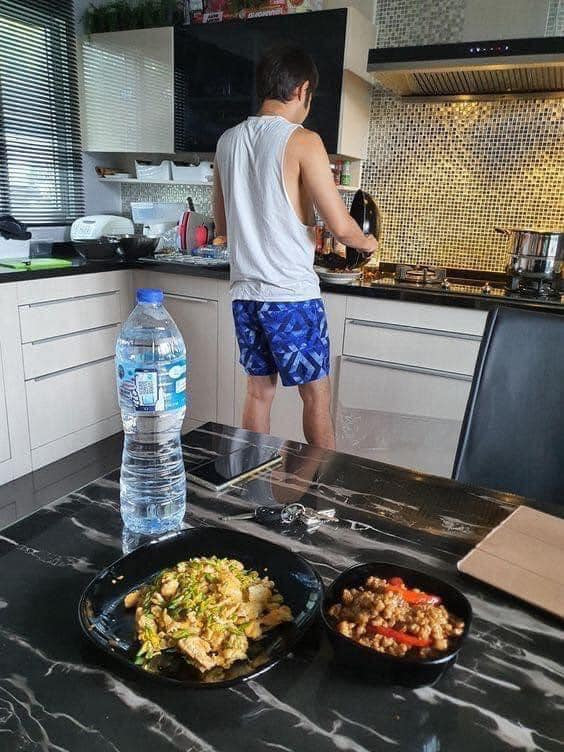 Những món ăn ông chồng làm khá đơn giản nhưng chắc là chứa chan rất nhiều tình cảm trong đó.