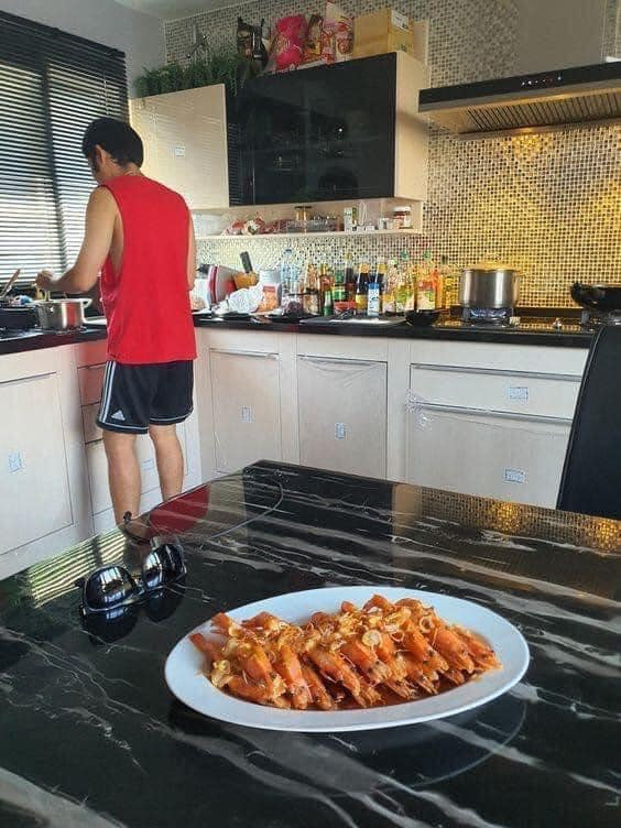 Có thể thấy, ông chồng này chưa chắc đã sở hữu một body 6 múi, thế nhưng là một người đảm đang thì không ai có thể cãi được.