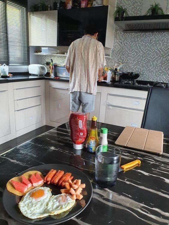 Ngày nay, quan niệm người phụ nữ là chủ của căn bếp cũng đang được thay đổi dần. Hình ảnh những người đàn ông vào bếp đang trở nên phổ biến hơn.