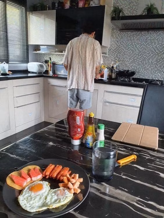 Ngày nay, quan niệm người phụ nữ là chủ của căn bếp cũng đang được thay đổi dần. Hình ảnh những người đàn ông vào bếp đang trở nên phổ biến hơn.