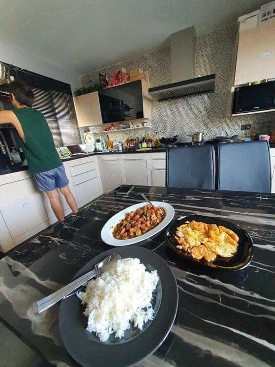 "Các anh chẳng cần phải làm gì đao to búa lớn, chỉ cần thế này thôi là chị em chúng tôi đủ xiêu lòng rồi" - một tài khoản Facebook bình luận phía dưới bài đăng.