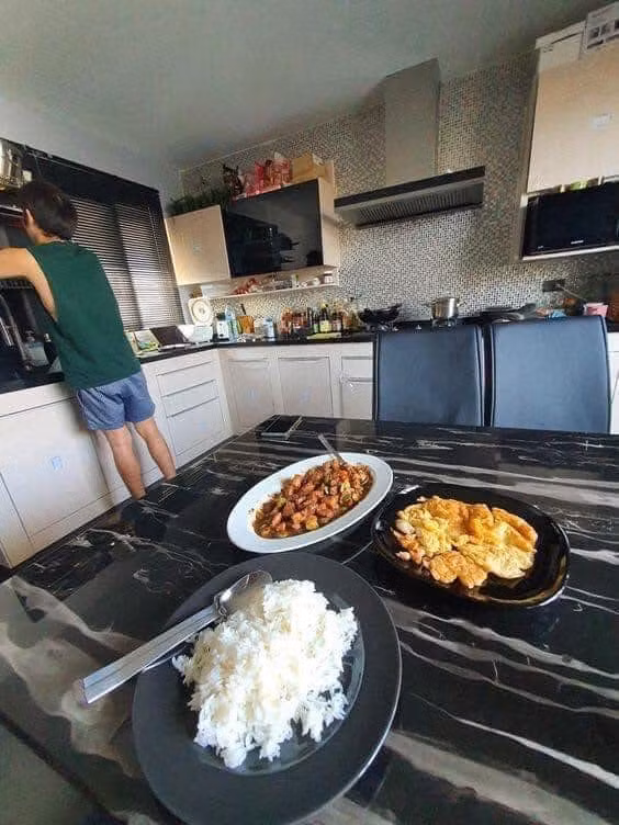 "Các anh chẳng cần phải làm gì đao to búa lớn, chỉ cần thế này thôi là chị em chúng tôi đủ xiêu lòng rồi" - một tài khoản Facebook bình luận phía dưới bài đăng.