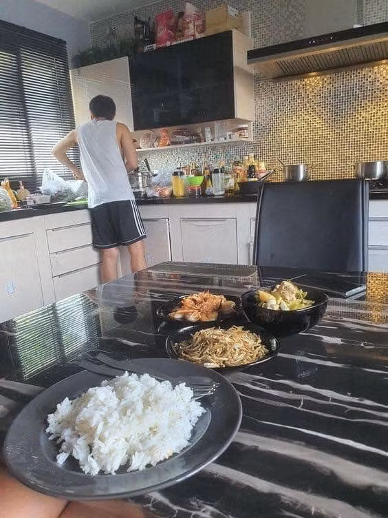 Một loạt ảnh được người vợ lén chồng chụp lại lúc chồng đang vào bếp nấu ăn.