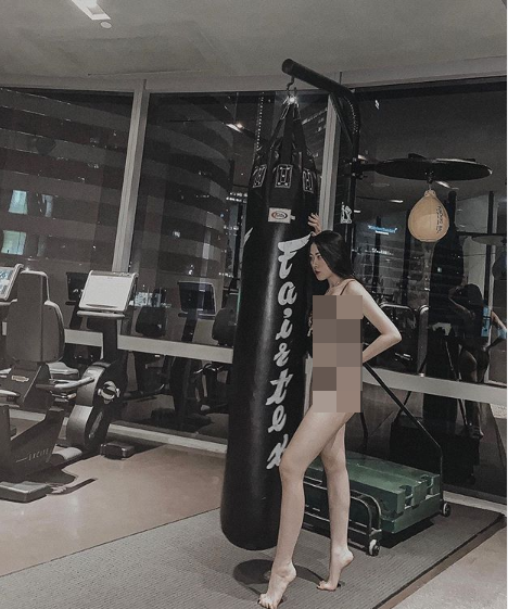 Không ngần ngại diện bikini đứng tạp dáng chụp ảnh giữa phòng gym rồi... đi về.