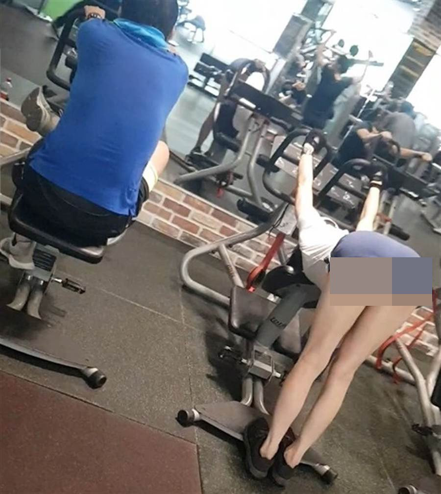 Các cô gái nên lưu ý chọn trang phục phù hợp khi đến phòng tập để tránh những trường hợp xấu hổ. Mời quý độc giả xem thêm clip: Ăn mặc hở hang dạo phố sẽ bị phê bình nhắc nhở công khai - Nguồn: Youtube