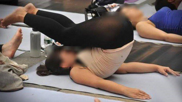 Chiếc quần dài mỏng dính chỉ cần thực hiện vài động tác căng chân là người khác có thể nhìn thấy hết.