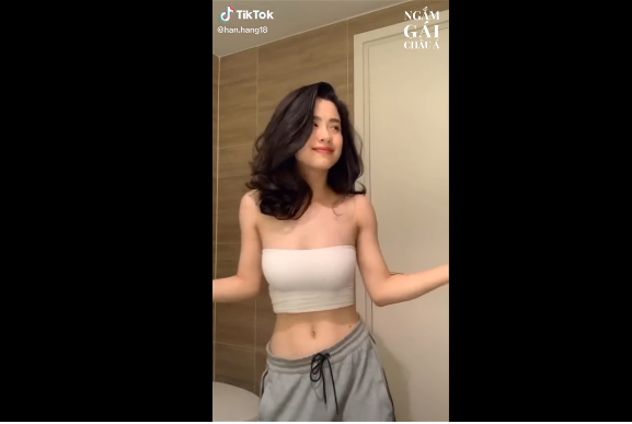 Một diễn đàn về gái xinh trên mạng xã hội mới đây đã tổng hợp những clip cực nóng bỏng của hot girl Hàn Hằng. Ngay lập tức, clip trên đã thu hút một lượng tương tác cực lớn.