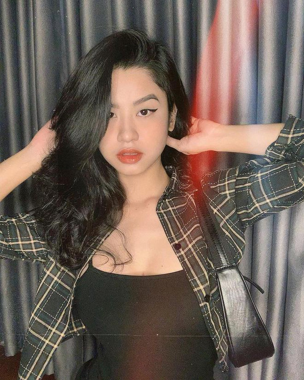 Biết rõ được ưu điểm hình thể của bản thân, hot girl thường xuyên diện những bộ trang phục bó sát, ngắn cũn, "đốt mắt" người xem.