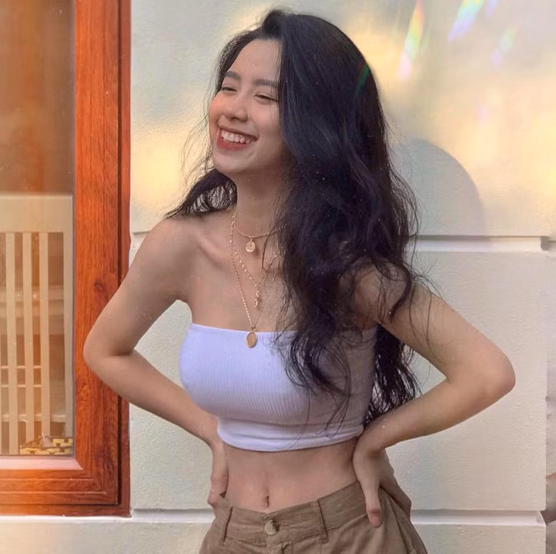 Trước khi luyện tập và điều chỉnh chế độ ăn uống để sở hữu thân hình nóng bỏng, cô nàng từng gầy như cò hương và cao tới 1m65.