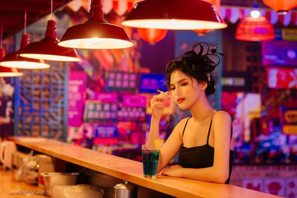 Mang phong cách phố đêm Hong Kong nhộn nên nếu xác định tới đây để "sống ảo" thì nên trang điểm, ăn mặc sắc sảo sẽ rất phù hợp.