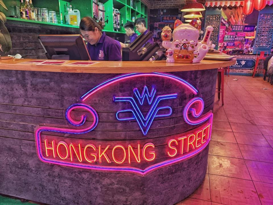 Vì xây dựng quán vừa là nơi kinh doanh lại có chỗ cho khách hàng "sống ảo" nên mọi góc của quán đều có thể tận dụng làm nơi chụp hình.